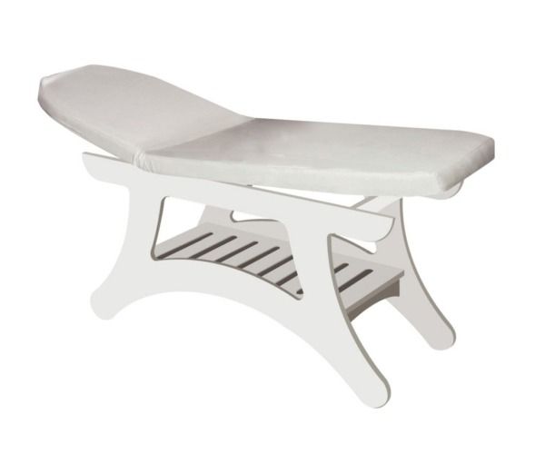 Lettino con regolazioni manuali altezza fissa. Struttura in legno multistrato laccato bianco opaco.